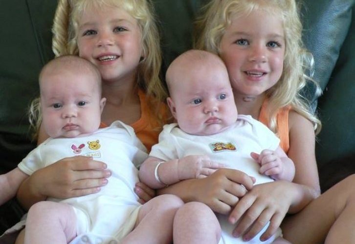  Подруга родила в пятый раз и опять близнецов. Все они девочки. Реакция отца удивила врачей