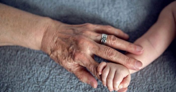  Почему бабушки с материнской стороны — самые важные люди в жизни ребенка?